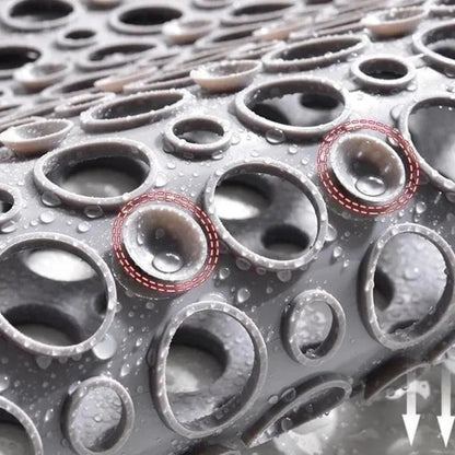 "Skridsikker grå brusemåtte med antibakteriel overflade, stærke sugekopper og dræningsdesign for sikkerhed og komfort."