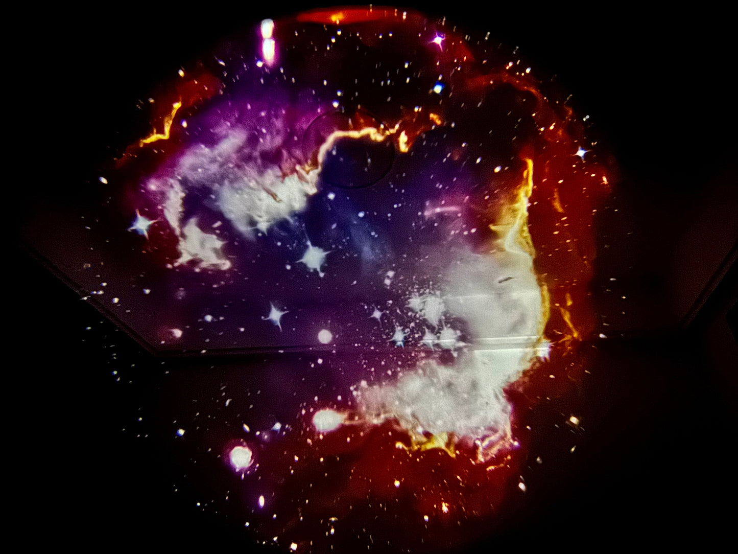 "Sky LED stjerneprojektor med galakseeffekter, kompakt design, skaber stjernehimmel i hjemmet, justerbar lyssætning."