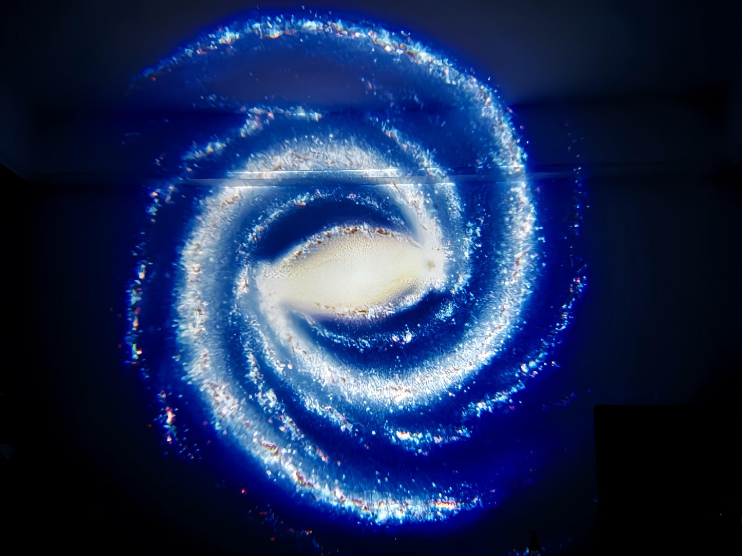 "Sky LED stjerneprojektor med galakseeffekter, kompakt design, skaber stjernehimmel i hjemmet, justerbar lyssætning."
