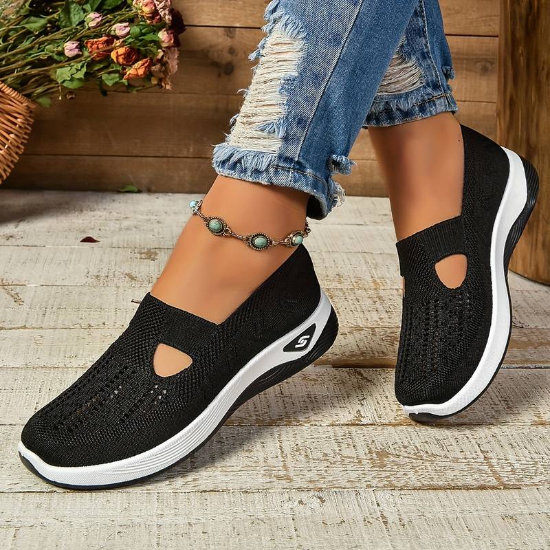 "Slip-on sneakers til mænd med elegant design og luftige udskæringer, ideel til afslappede og semi-formelle anledninger."