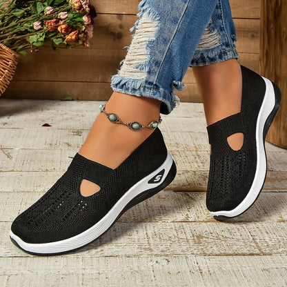 "Slip-on sneakers til mænd med elegant design og luftige udskæringer, ideel til afslappede og semi-formelle anledninger."