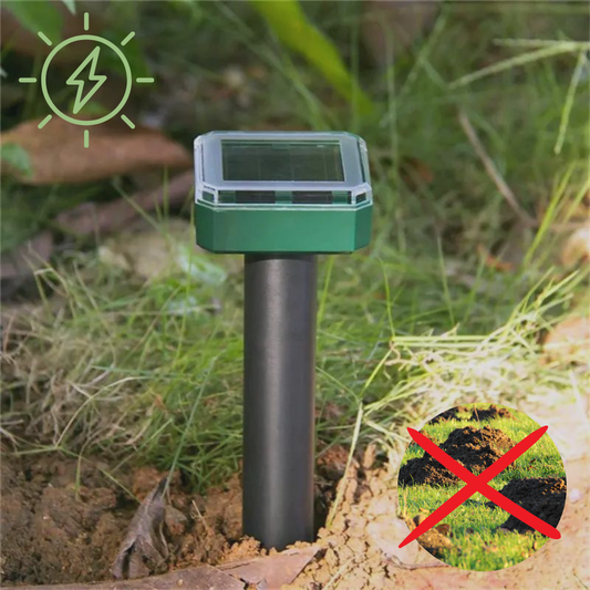 "Solcelledrevet muldvarpeskræmmer i haven; ultralydsenhed står fast i græsset for at afskrække muldvarpe uden kemi."