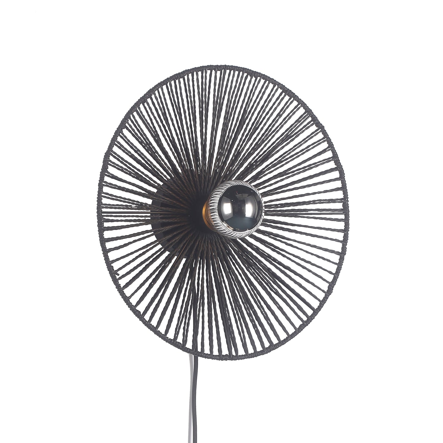 "Sort Ø40 væglampe med rund form skaber stemningsfuldt lys; lavet af flettet papirrebs materiale for et naturligt look."