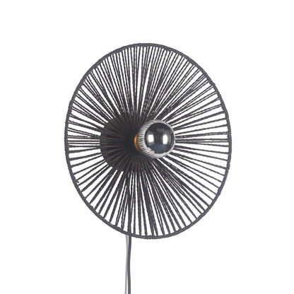 "Sort Ø40 væglampe med rund form skaber stemningsfuldt lys; lavet af flettet papirrebs materiale for et naturligt look."