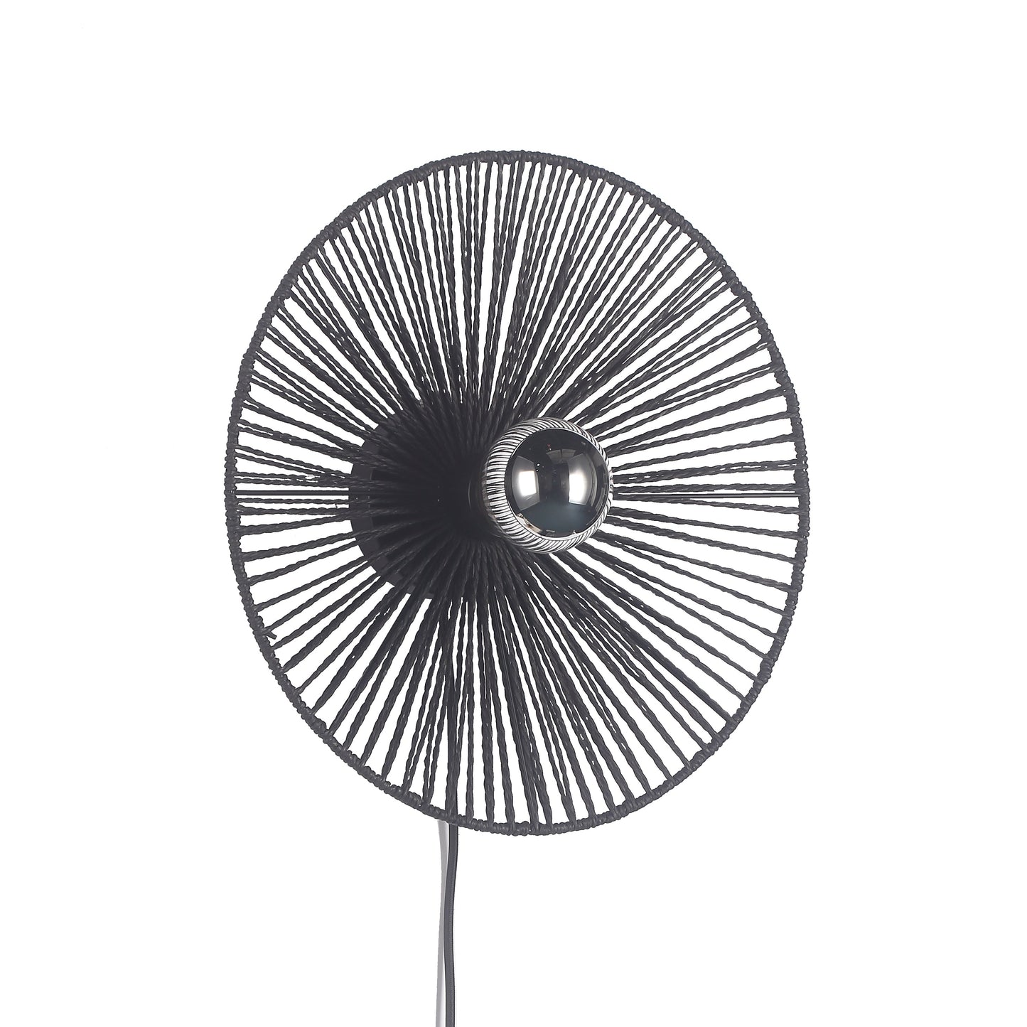 "Sort Ø40 væglampe med rund form skaber stemningsfuldt lys; lavet af flettet papirrebs materiale for et naturligt look."