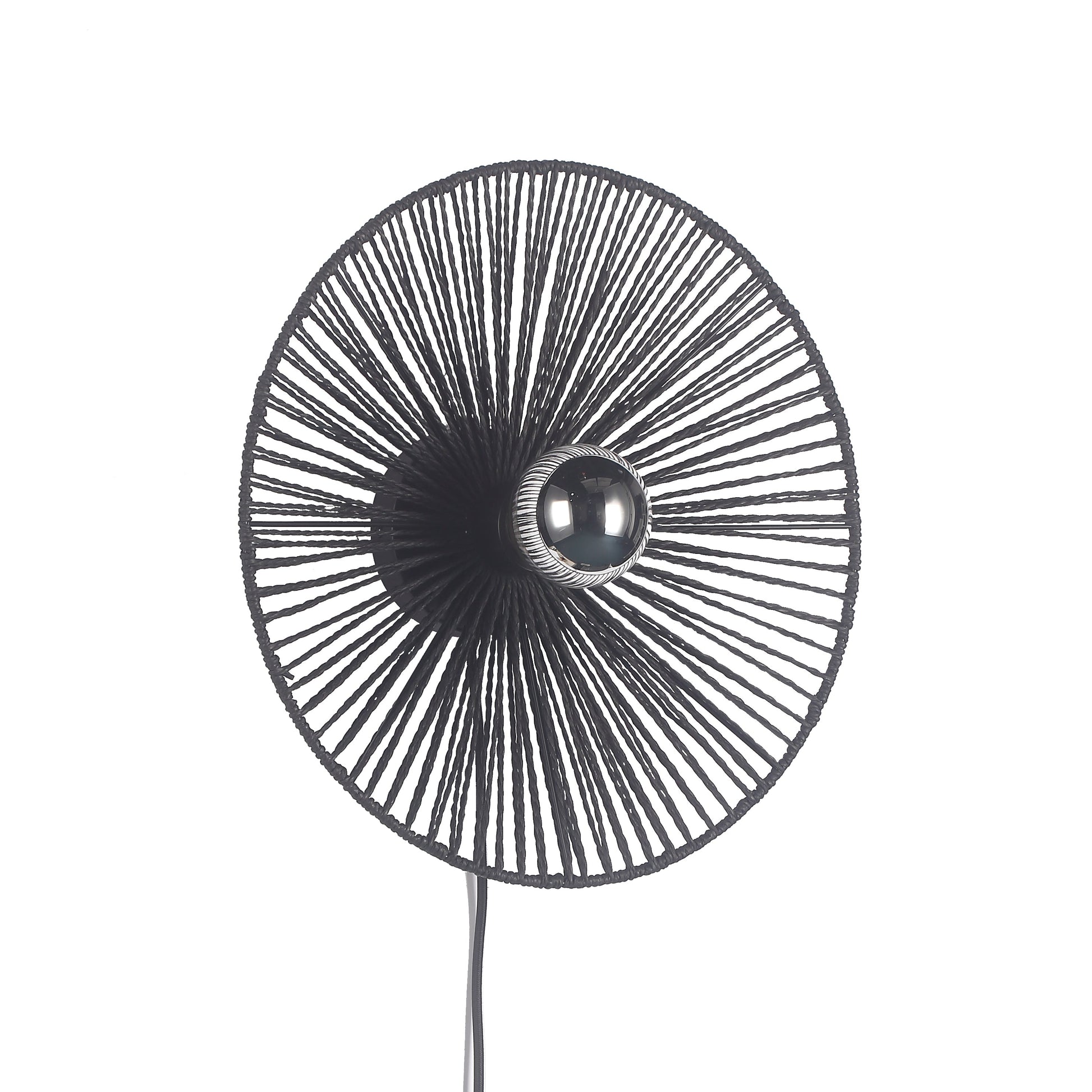 "Sort Ø40 væglampe med rund form skaber stemningsfuldt lys; lavet af flettet papirrebs materiale for et naturligt look."