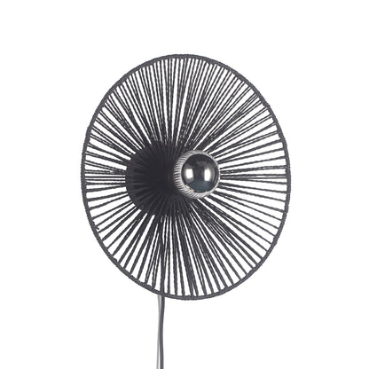 "Sort Ø40 væglampe med rund form skaber stemningsfuldt lys; lavet af flettet papirrebs materiale for et naturligt look."