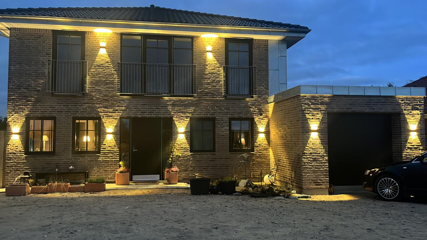 "Sort Ortelo væglampe af aluminium med LED, op- og nedad lys, IP65, moderne design til udendørs brug."