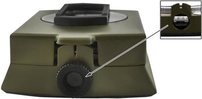 "Sort robust militærkompas i zinklegering med bæresnor, væskefyldt for præcise målinger og let transportabelt design."