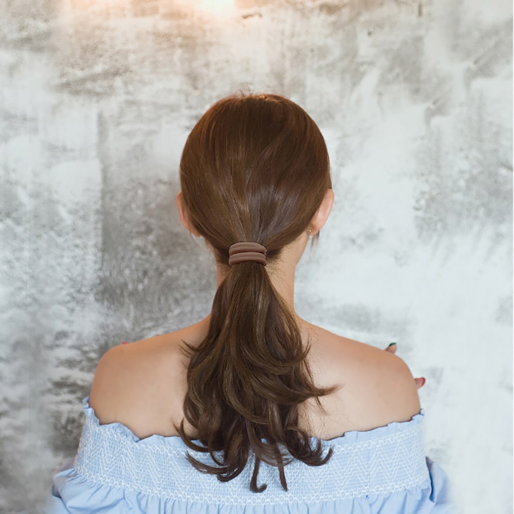 "Stærke elastiske hårbånd i elegante nuancer, 4 cm bredde, ideelle til daglig brug og alle hårtyper."