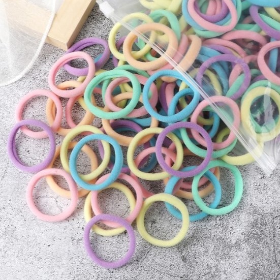 "Stærke elastiske hårbånd i elegante nuancer, 4 cm bredde, ideelle til daglig brug og alle hårtyper."