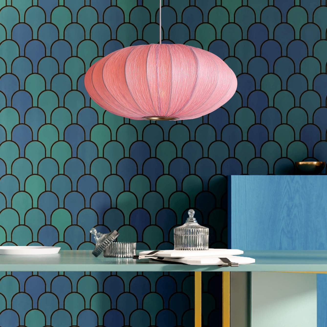 Stilfuld Alcazar pendel Ø50 i rosé, elegant tekstiloverflade, blødt lys, moderne belysning for hjemmet.