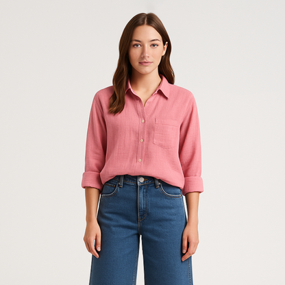 "Stilfuld bluse med lange ærmer, i bomuld og hør, elegant snit og dyb blå tone, perfekt til tidløs skandinavisk stil."