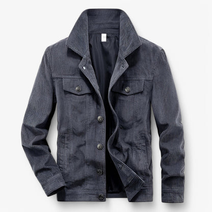 Stilfuld fløjlsjakke med knaplukning og elegante lommedetaljer, perfekt til herremode og giver en sofistikeret stil.