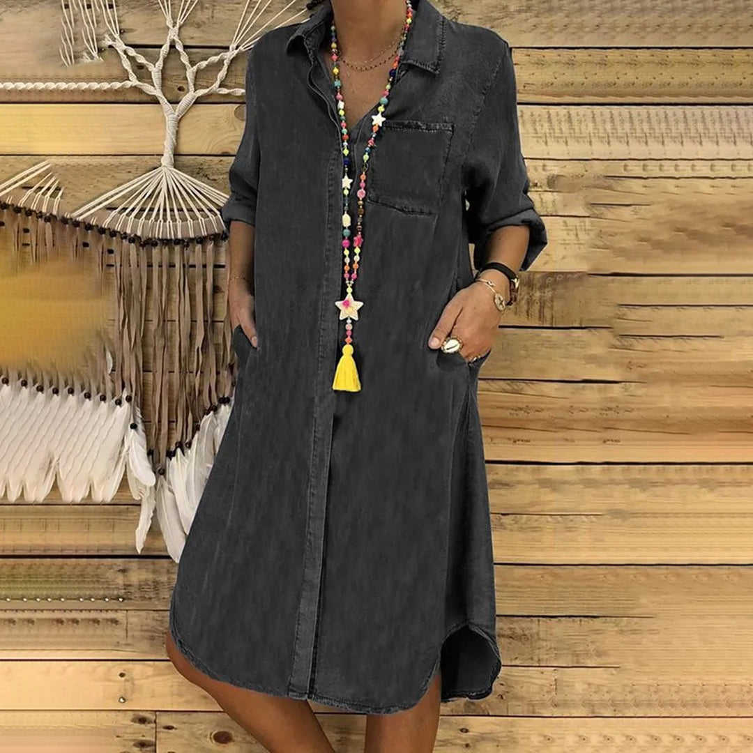 "Stilfuld forårskjole i blå og mørkeblå, elegant snit, ideel til sæsonens skiftende vejr, flaterende og komfortabel."