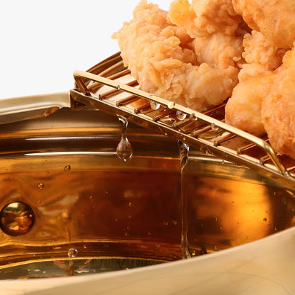 "Stilfuld frituregryde af rustfrit stål med indbygget termometer for præcis madlavning og nem rengøring."