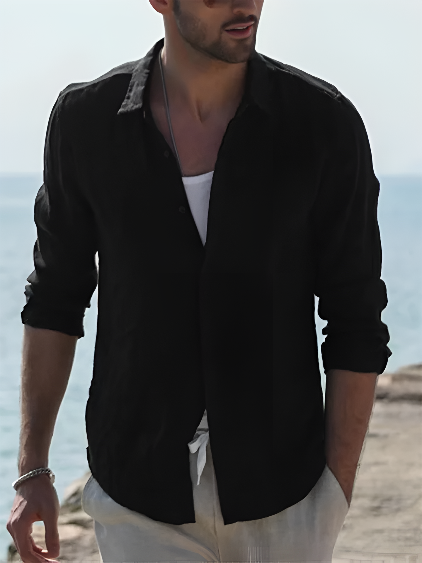 "Stilfuld herreskjorte i 100% økologisk hør, åndbar og komfortabel, tilgængelig i blå, hvid og sort."