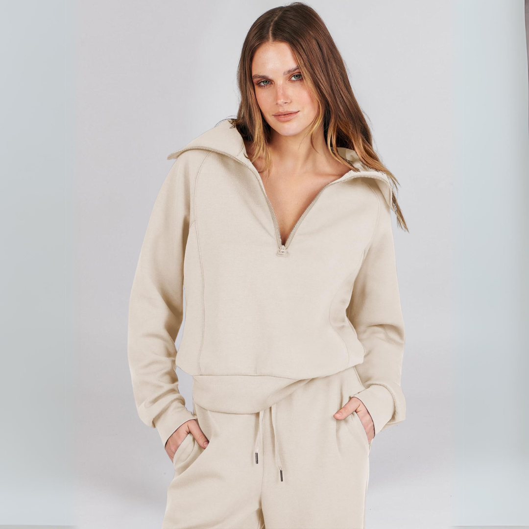 "Stilfuld joggingdragt med lynlåstrøje og brede bukseben i blødt stof, ideel til både afslapning og hverdagsbrug."