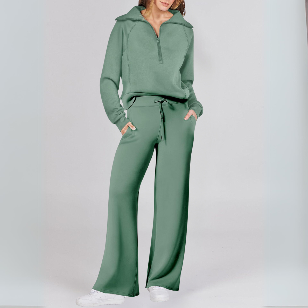 "Stilfuld joggingdragt med lynlåstrøje og brede bukseben i blødt stof, ideel til både afslapning og hverdagsbrug."