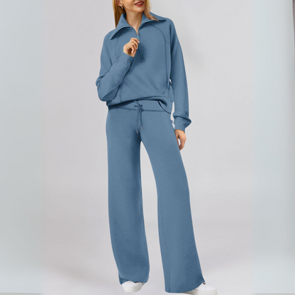 "Stilfuld joggingdragt med lynlåstrøje og brede bukseben i blødt stof, ideel til både afslapning og hverdagsbrug."