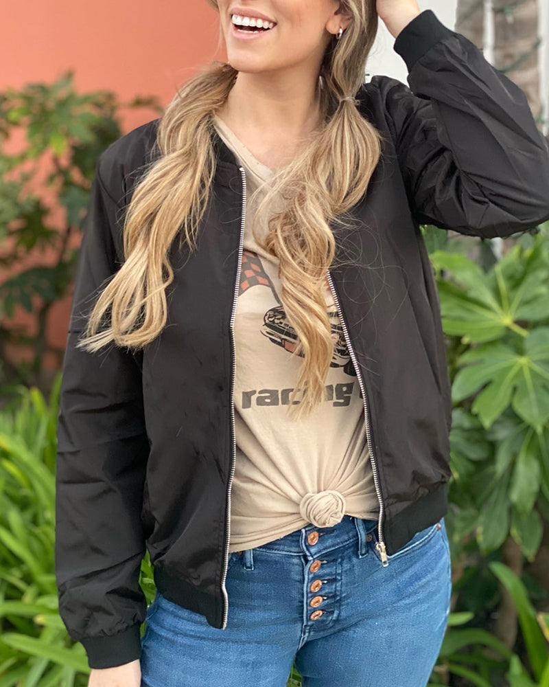 Stilfuld Liora bomberjakke til kvinder, holdbar med funktionelle lommer, perfekt til dagligt brug og aftenudflugter.