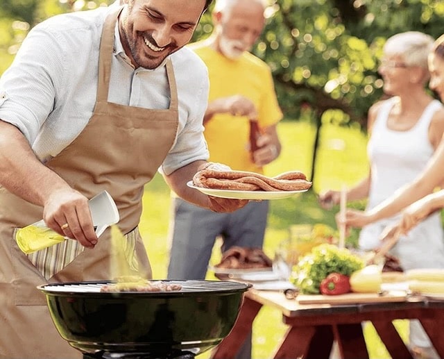 "Stilfuld oliespraydispenser, ergonomisk design, let håndtering, 200 ml kapacitet til præcis oliemængde ved madlavning."