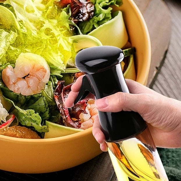 "Stilfuld oliespraydispenser, ergonomisk design, let håndtering, 200 ml kapacitet til præcis oliemængde ved madlavning."