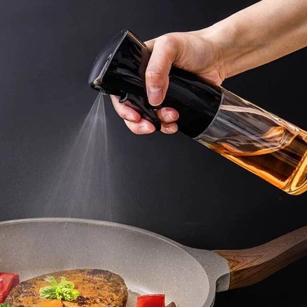 "Stilfuld oliespraydispenser, ergonomisk design, let håndtering, 200 ml kapacitet til præcis oliemængde ved madlavning."
