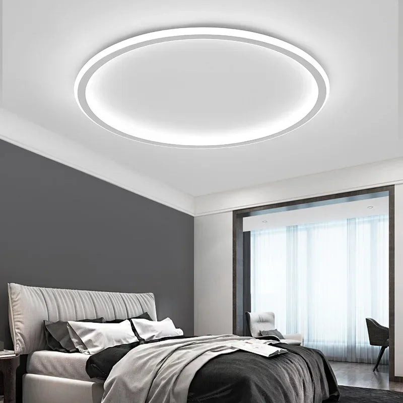 Stilfuld skandinavisk loftlampe i elegant rund form, sort metal og glas med blød LED-belysning, til dit moderne hjem.