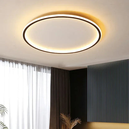 Stilfuld skandinavisk loftlampe i elegant rund form, sort metal og glas med blød LED-belysning, til dit moderne hjem.