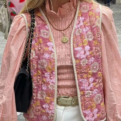 "Stilfuld vandtæt damemodevest i elegant design med feminint snit, perfekt til beskyttelse mod vind og vejr."