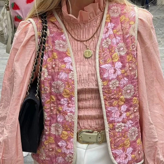 "Stilfuld vandtæt damemodevest i elegant design med feminint snit, perfekt til beskyttelse mod vind og vejr."