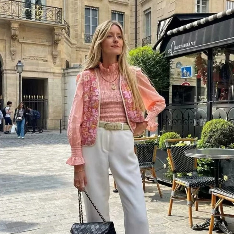 "Stilfuld vandtæt damemodevest i elegant design med feminint snit, perfekt til beskyttelse mod vind og vejr."