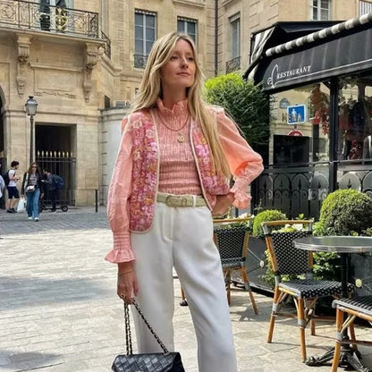 "Stilfuld vandtæt damemodevest i elegant design med feminint snit, perfekt til beskyttelse mod vind og vejr."