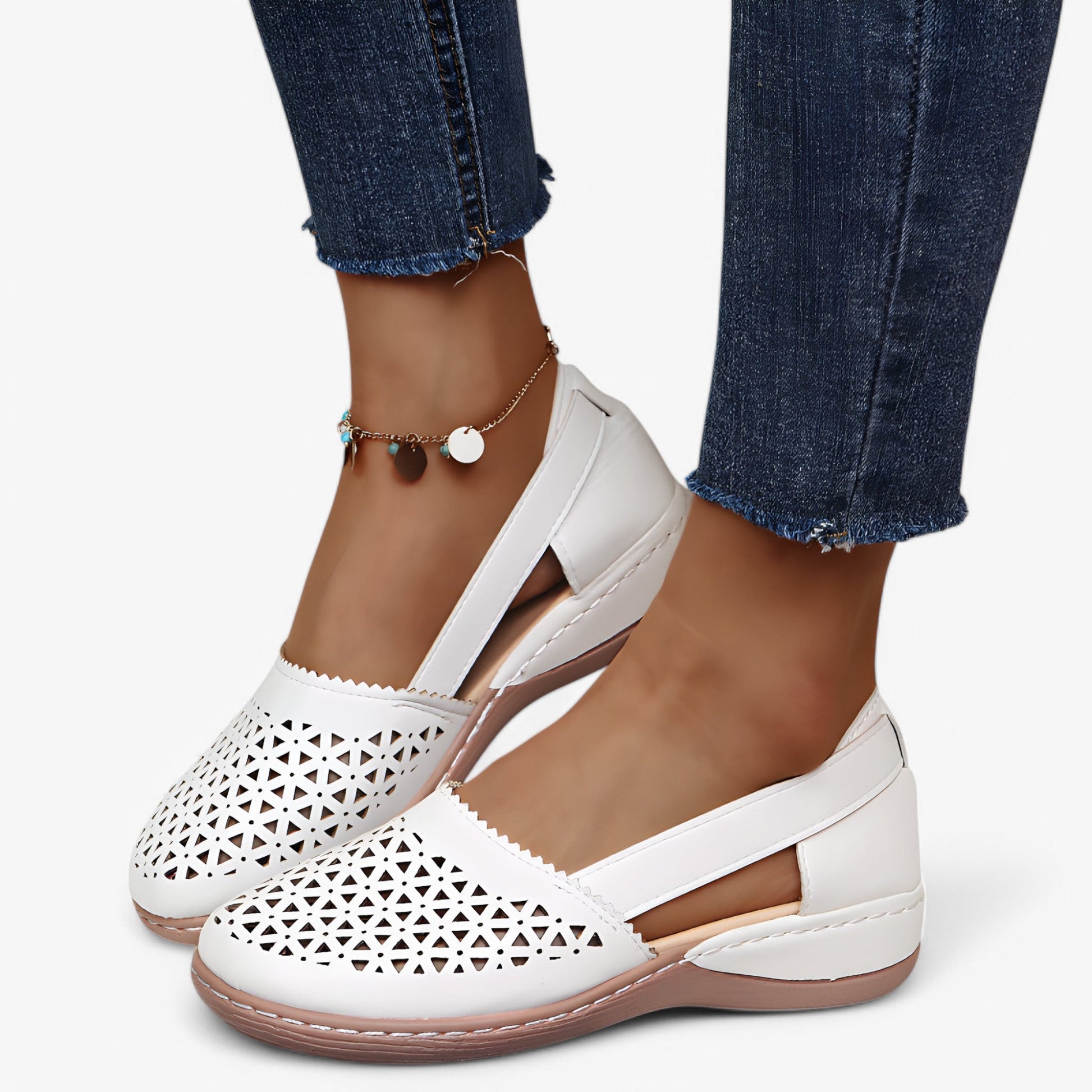 "Stilfulde dame sandaler med ergonomisk fodseng, justerbar pasform og skridsikker sål i sort farve."