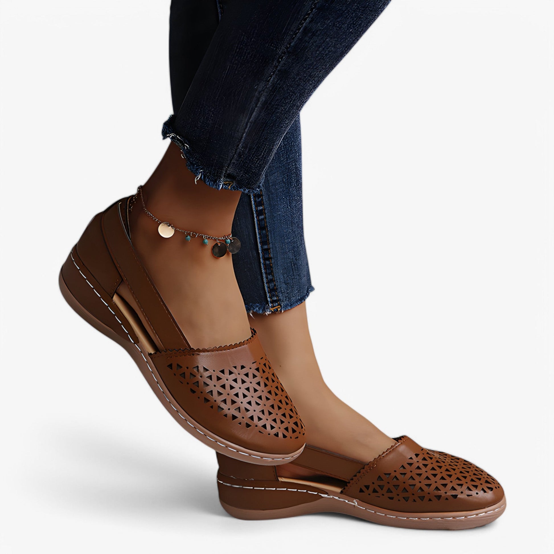 "Stilfulde dame sandaler med ergonomisk fodseng, justerbar pasform og skridsikker sål i sort farve."