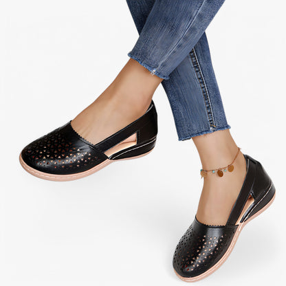 "Stilfulde dame sandaler med ergonomisk fodseng, justerbar pasform og skridsikker sål i sort farve."