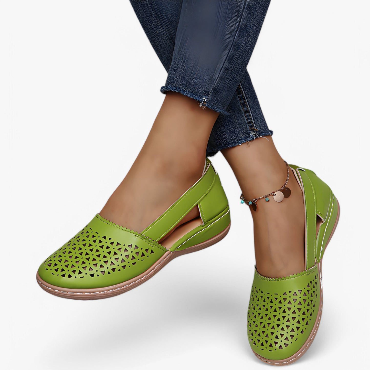 "Stilfulde dame sandaler med ergonomisk fodseng, justerbar pasform og skridsikker sål i sort farve."