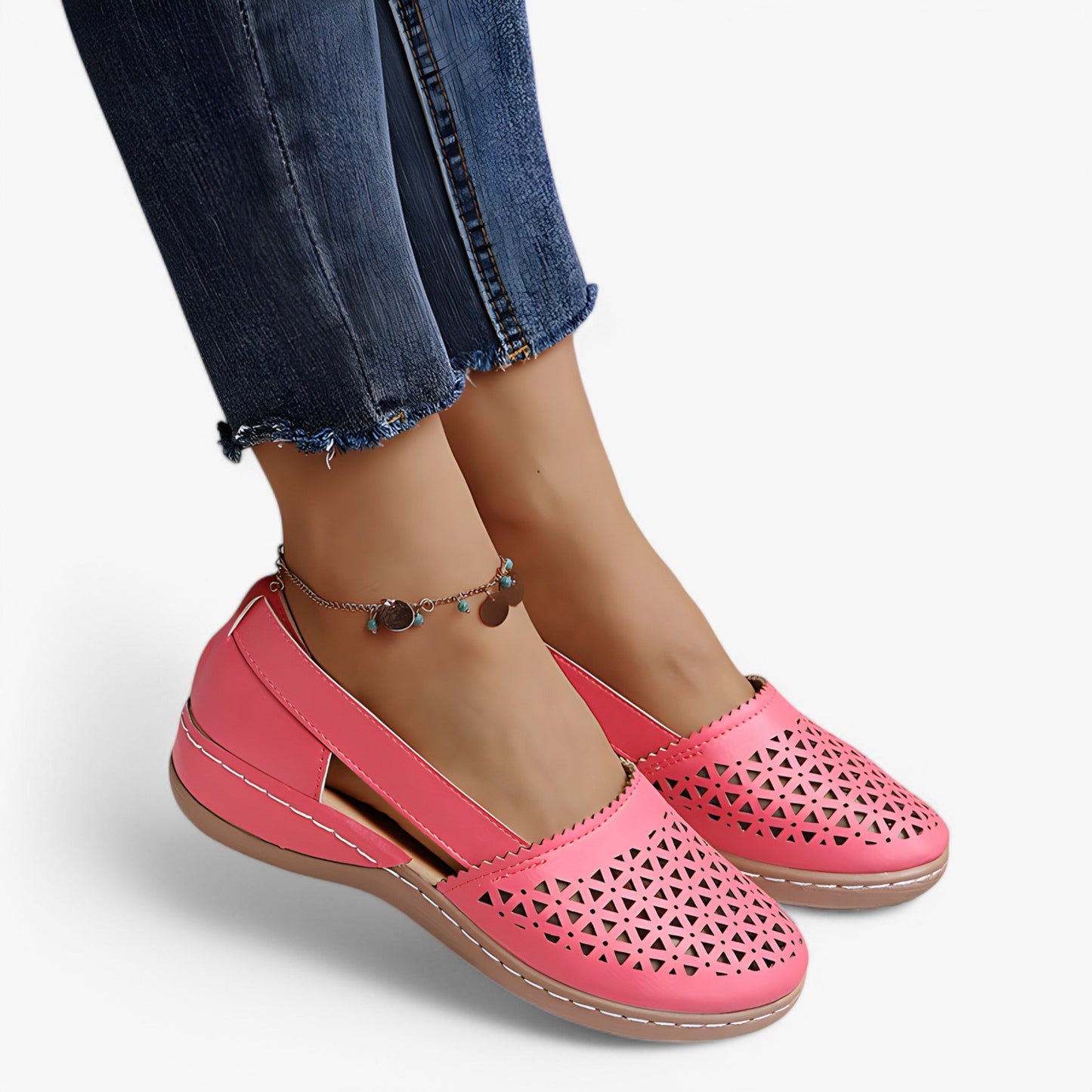 "Stilfulde dame sandaler med ergonomisk fodseng, justerbar pasform og skridsikker sål i sort farve."