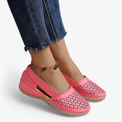 "Stilfulde dame sandaler med ergonomisk fodseng, justerbar pasform og skridsikker sål i sort farve."