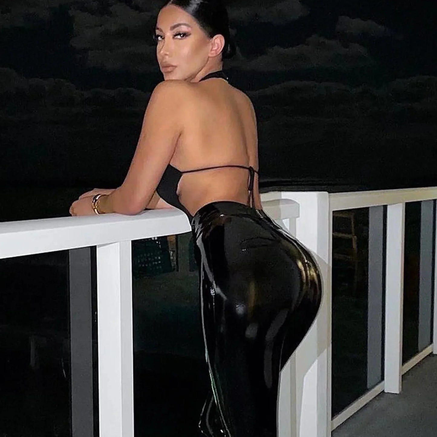 "Stilfulde læderbukser til kvinder med elegant design og glat overflade, tætsiddende pasform, perfekt til dag- og aftenbrug."