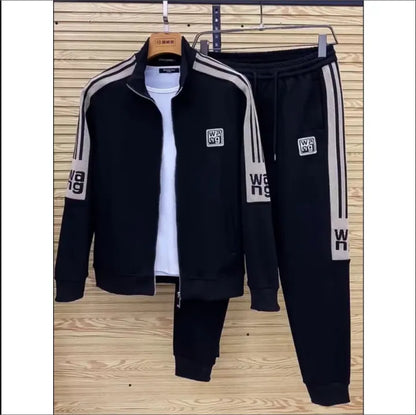 "Stilfuldt og ergonomisk herretræningssæt i åndbart stof med perfekt pasform, ideel til sport og afslapning."