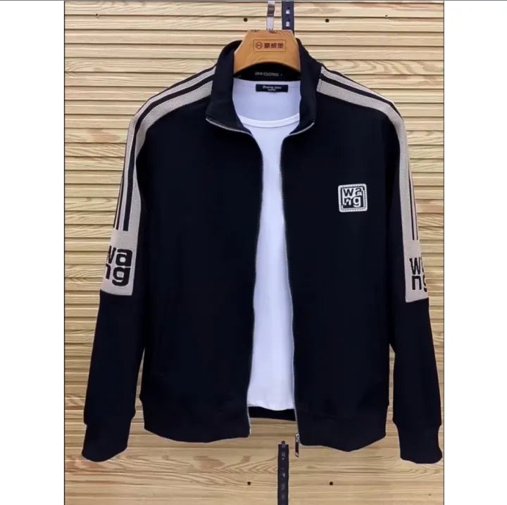 "Stilfuldt og ergonomisk herretræningssæt i åndbart stof med perfekt pasform, ideel til sport og afslapning."