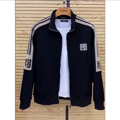 "Stilfuldt og ergonomisk herretræningssæt i åndbart stof med perfekt pasform, ideel til sport og afslapning."