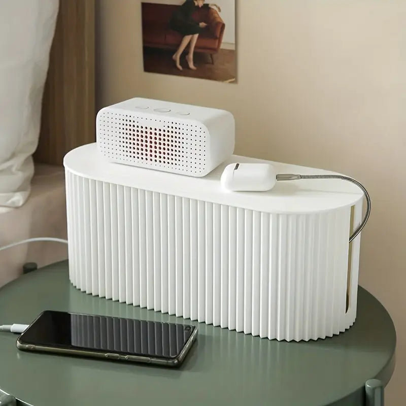 Stilren kabelorganiseringsboks i moderne design, perfekt til at holde dine kabler skjult og organiseret i hjemmet.