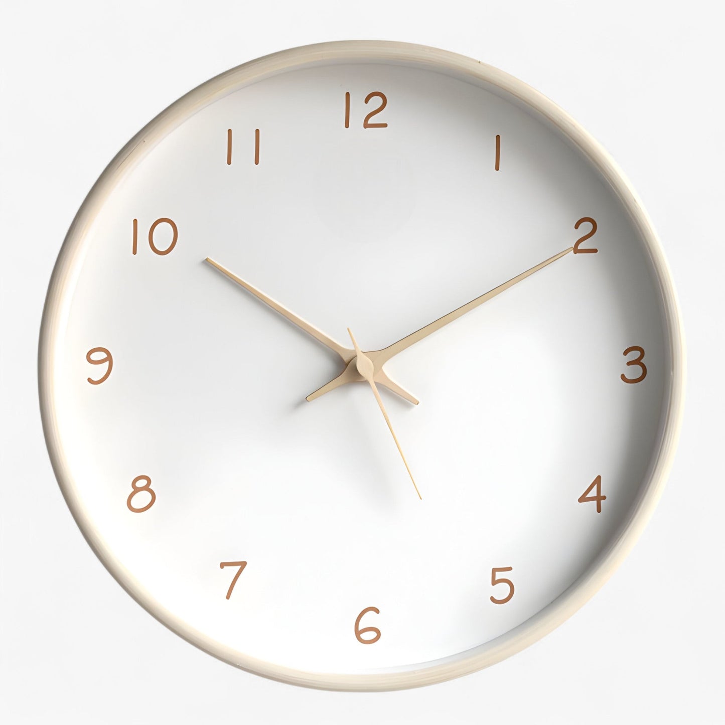 Stilrent Charlie vægur i massivt træ med lydløs mekanisme, perfekt til moderne interiør. Tidløst design og naturlige årer.