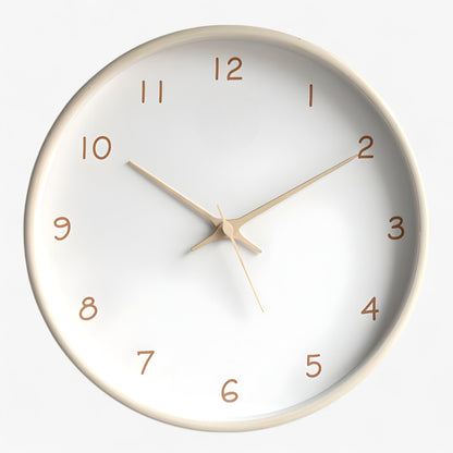 Stilrent Charlie vægur i massivt træ med lydløs mekanisme, perfekt til moderne interiør. Tidløst design og naturlige årer.