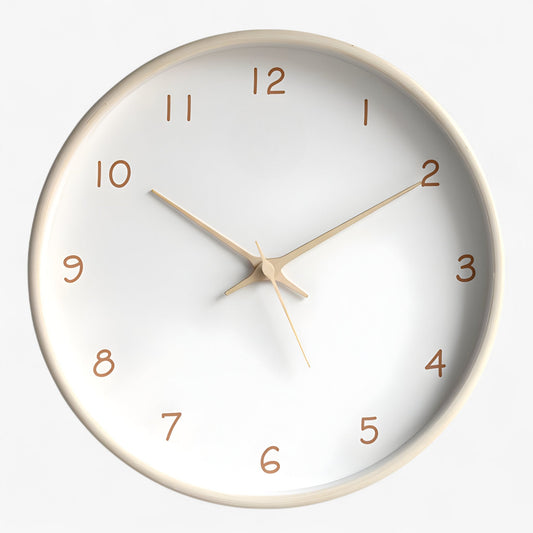 Stilrent Charlie vægur i massivt træ med lydløs mekanisme, perfekt til moderne interiør. Tidløst design og naturlige årer.