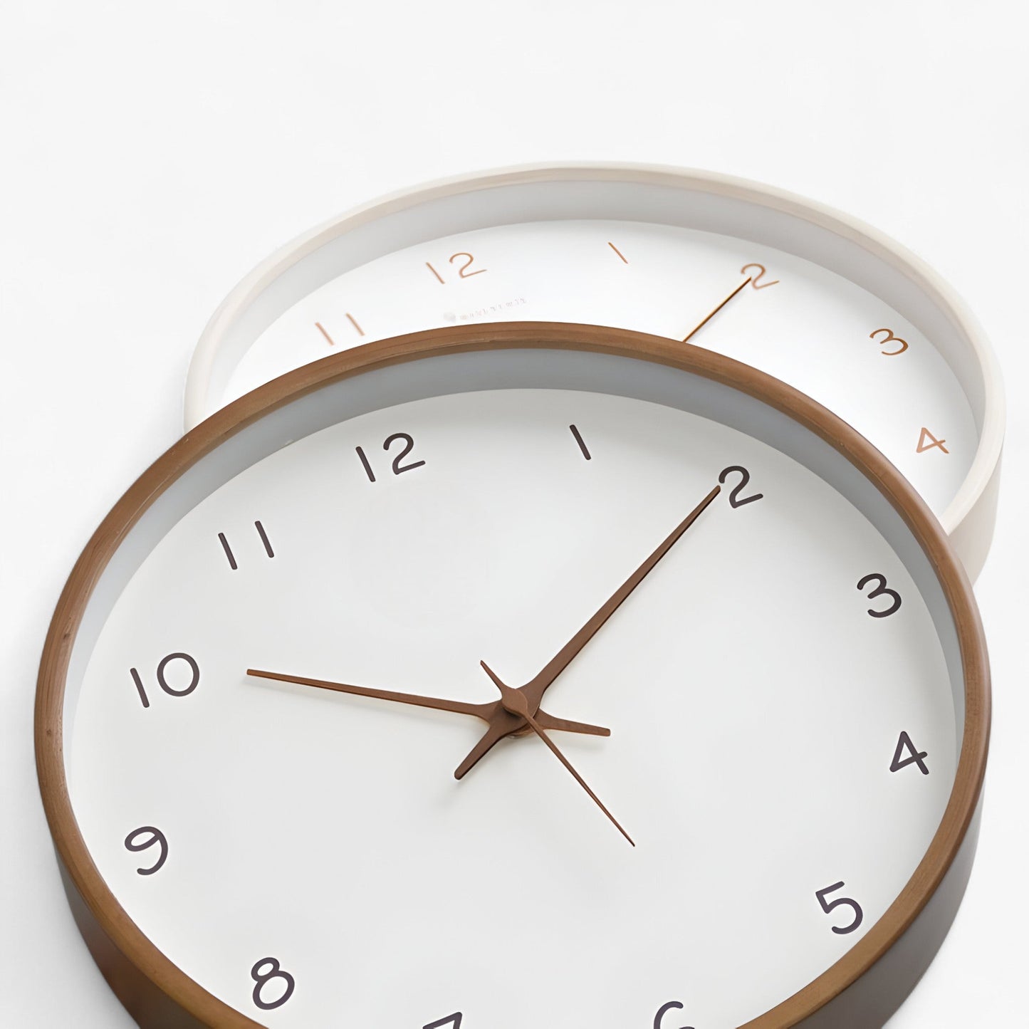 Stilrent Charlie vægur i massivt træ med lydløs mekanisme, perfekt til moderne interiør. Tidløst design og naturlige årer.