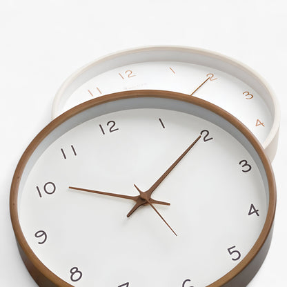 Stilrent Charlie vægur i massivt træ med lydløs mekanisme, perfekt til moderne interiør. Tidløst design og naturlige årer.